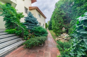 Property with 15 rooms in an area of ​​800 square meters with a plot of 1261 square meters in the Baneasa Lake area