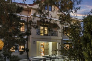 Vila eleganta in stil Toscan cu casa anexa si garaj sat Petresti - Corbeanca, judetul Ilfov