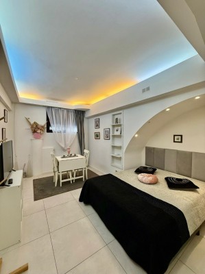 Studio for sale in the semi-basement of a building next to Romanian Athenaeum, Bucharest 26.3 sqm