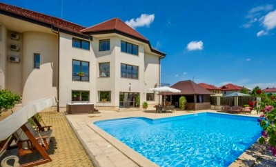 Exceptional property for sale with swimming pool and tennis court, 14 rooms Sisesti area, Bucharest