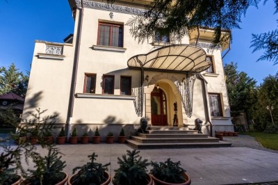 Villa with swimming pool and courtyard for sale, Unirii area, Bucharest
