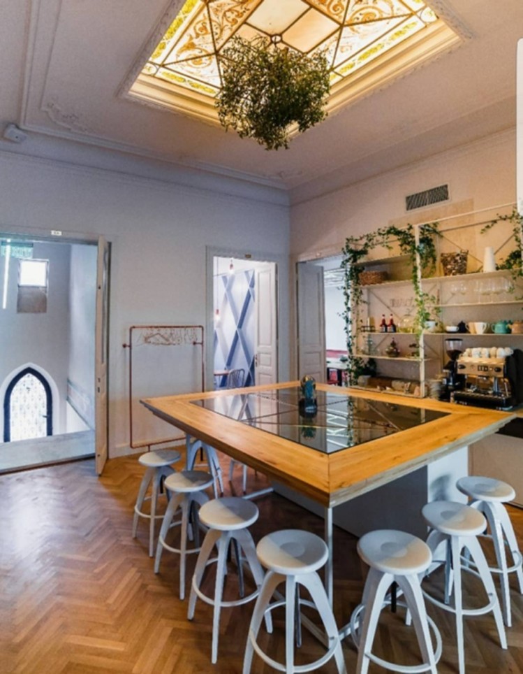 Afacere la cheie de vanzare:  Restaurant + imobil zona Ultracentral - Cartierul Armenesc, Bucuresti