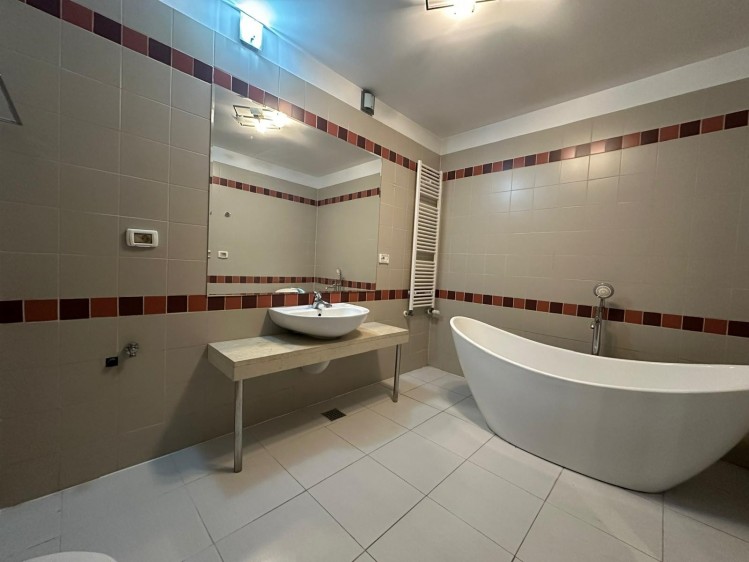 Apartament cu gradina de vanzare, 3 camere zona Herastrau, Bucuresti