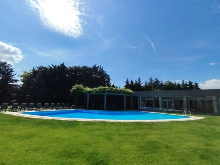 Apartament premium cu gradina privata 180 mp utili piscina zona Padurea Baneasa, Bucuresti