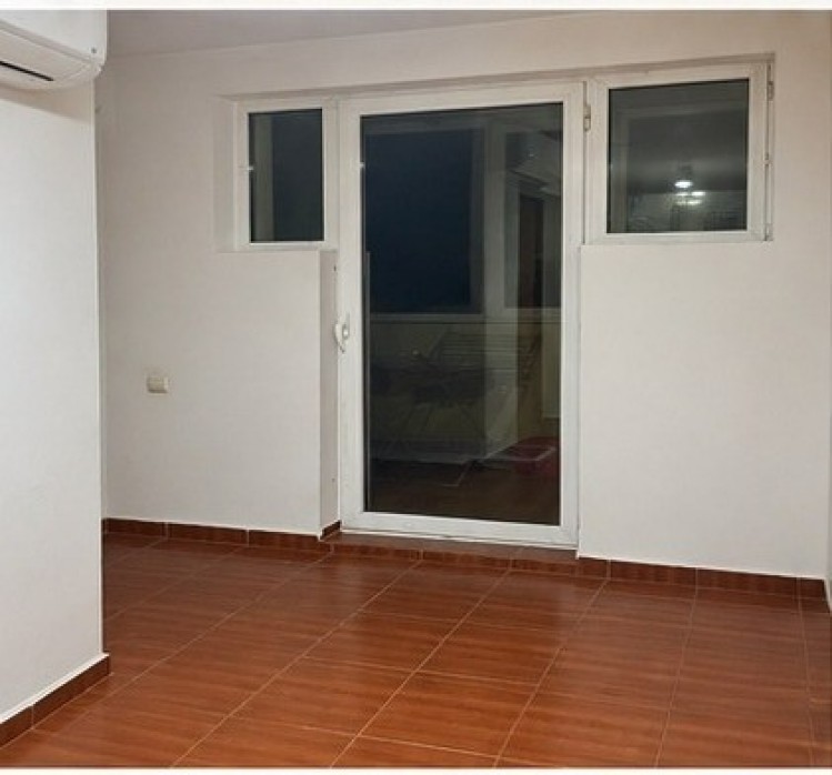 Casa de vanzare 3 camere cu spatiu comercial si curte zona Aviatiei, Bucuresti