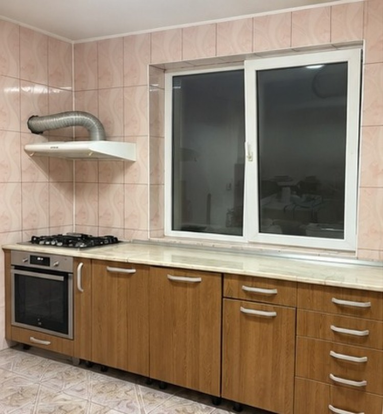 Casa de vanzare 3 camere cu spatiu comercial si curte zona Aviatiei, Bucuresti