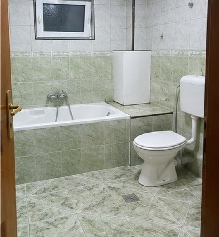 Casa de vanzare 3 camere cu spatiu comercial si curte zona Aviatiei, Bucuresti