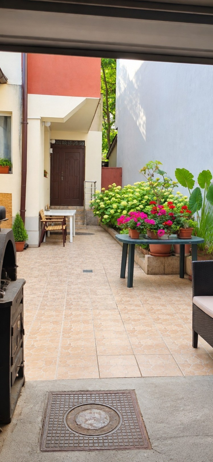 Casa de vanzare 3 camere cu spatiu comercial si curte zona Aviatiei, Bucuresti