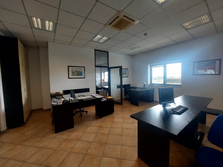 Imobil de birouri, depozit si showroom de inchiriat zona Pipera - Petricani, Bucuresti