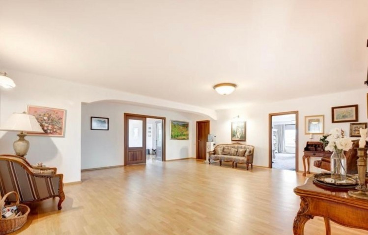 Exceptional property for sale with swimming pool and tennis court, 14 rooms Sisesti area, Bucharest