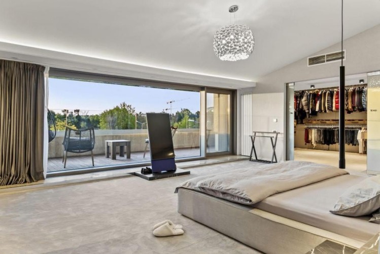 Spectacular property for sale on the shore of lake Floreasca, Bucharest