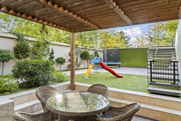 Spectacular property for sale on the shore of lake Floreasca, Bucharest