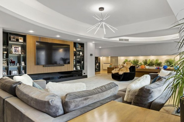 Spectacular property for sale on the shore of lake Floreasca, Bucharest