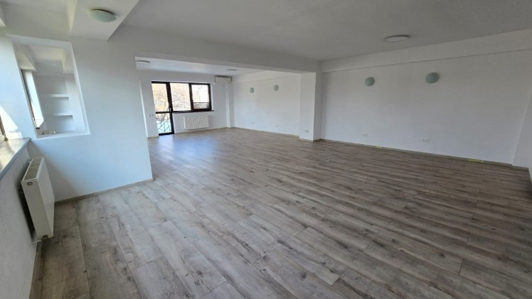 Spatii birouri de inchiriat in imobil boutique zona Ion Mihalache - metrou 1 Mai, Bucuresti