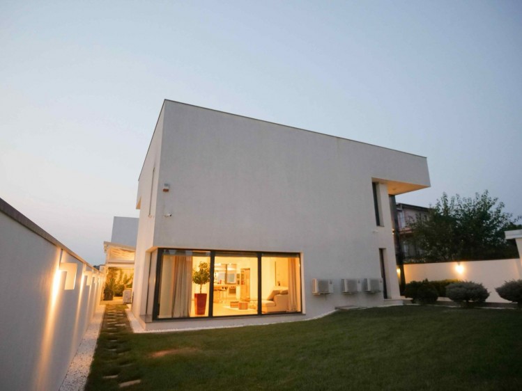 Vila individuala cu terasa circulabila superba, cu piscina si garaj dublu &ndash; Corbeanca, judetul Ilfov