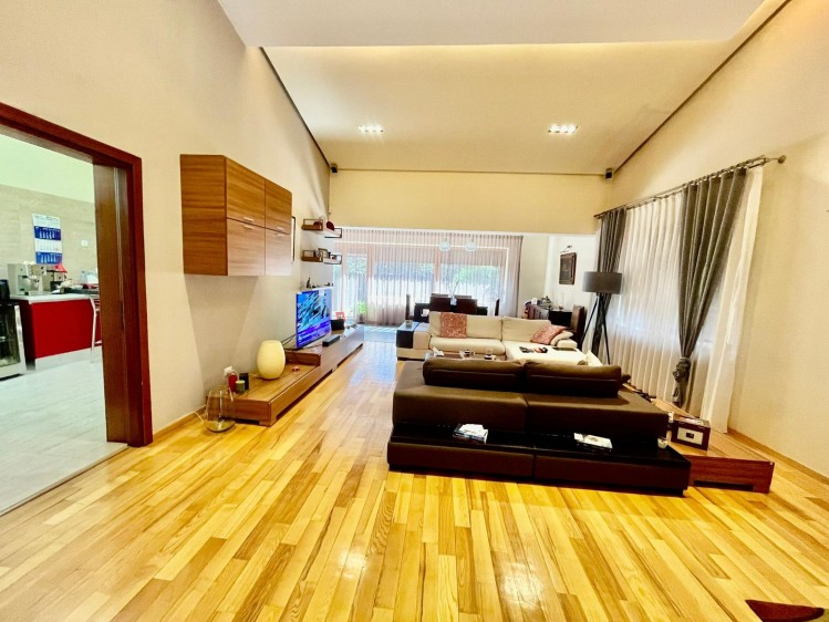 Vila cocheta de vanzare 5 camere Pipera, Bucuresti 300 mp