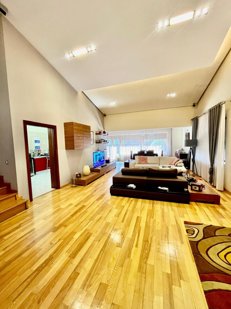 Vila cocheta de vanzare 5 camere Pipera, Bucuresti 300 mp