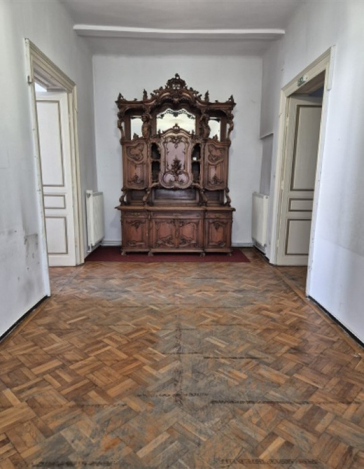 Vila cu arhitectura deosebita 5 camere zona Ultracentral - Piata Victoriei, Bucuresti