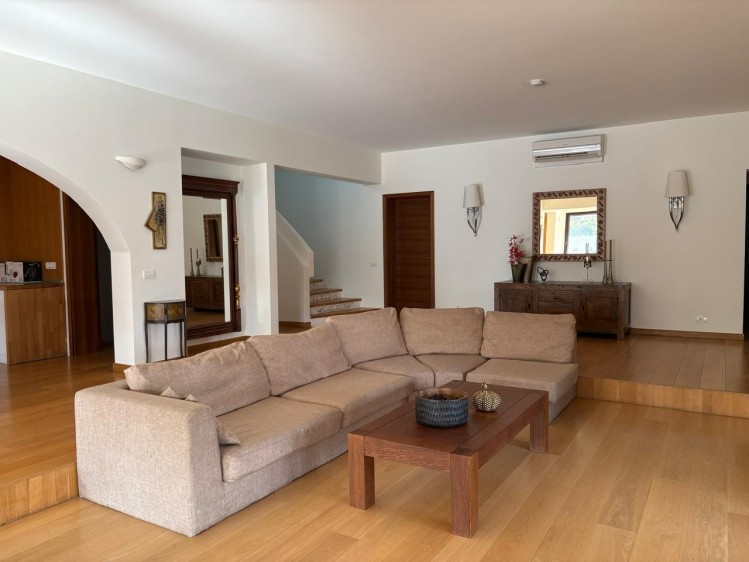 Vila cu piscina de inchiriat 8 camere zona Iancu Nicolae, in apropierea padurii