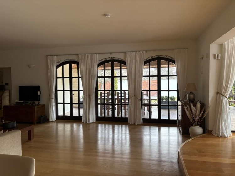 Vila cu piscina de inchiriat 8 camere zona Iancu Nicolae, in apropierea padurii