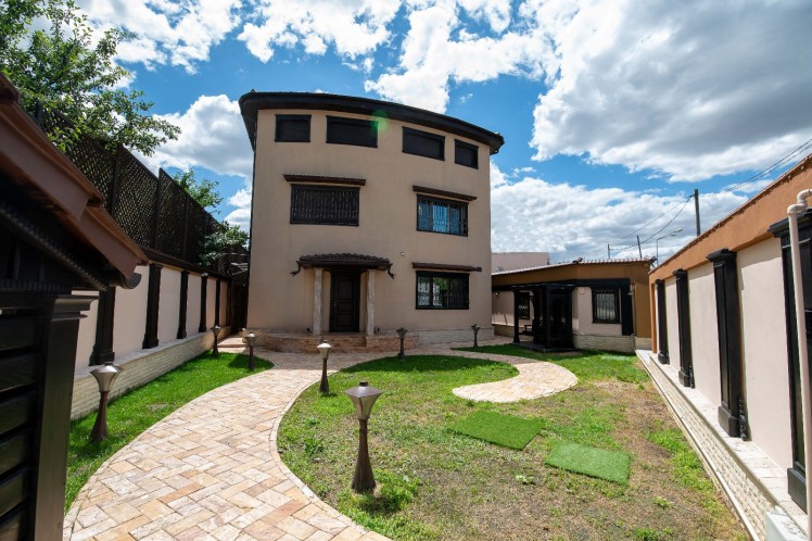 Vila cu piscina interioara, incalzita de vanzare zona Baneasa, Bucuresti