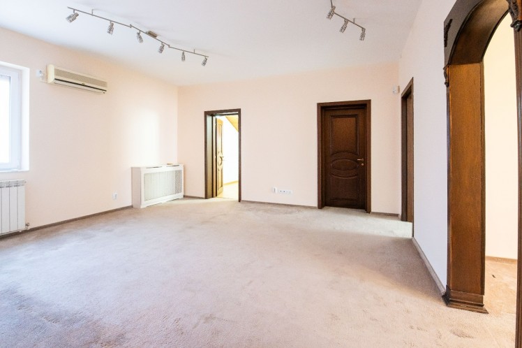 Vila cu piscina interioara, incalzita de vanzare zona Baneasa, Bucuresti