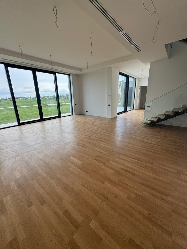 Vila de lux cu piscina privata, vedere la terenul de golf si facilitati exclusive de tip resort