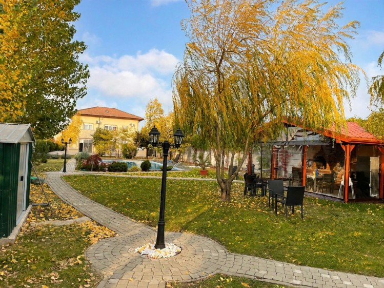 Vila de lux cu piscina semi-olimpica si teren generos de 3.500 mp, Corbeanca - langa Paradisul Verde, judetul Ilfov