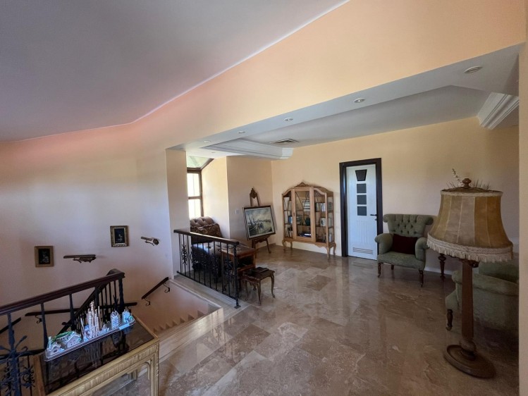 Vila de lux cu vedere la mare si apartamente pentru inchiriere - Oportunitate de Investitie in Cipru