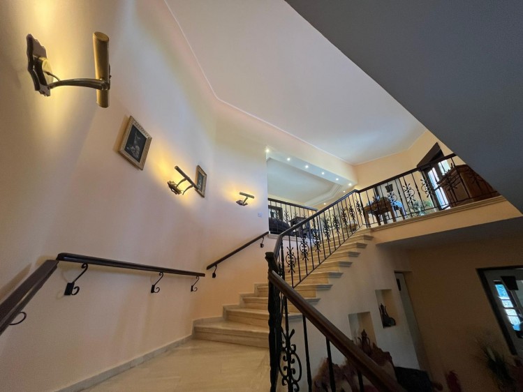 Vila de lux cu vedere la mare si apartamente pentru inchiriere - Oportunitate de Investitie in Cipru