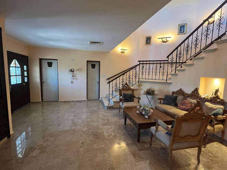 Vila de lux cu vedere la mare si apartamente pentru inchiriere - Oportunitate de Investitie in Cipru