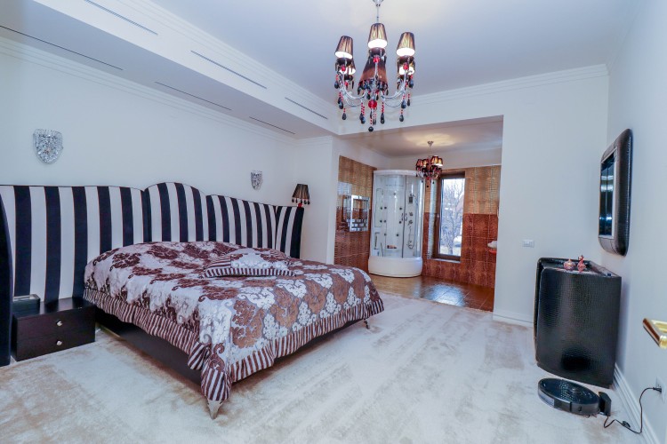 Villa for sale 11 rooms Tei area 1450 sqm