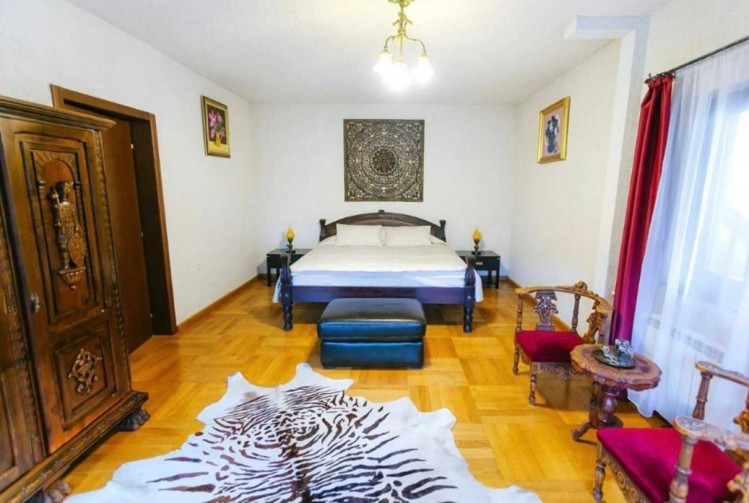 Vila de vanzare 7 camere pretabila activitati hoteliere Sinaia, judetul Prahova