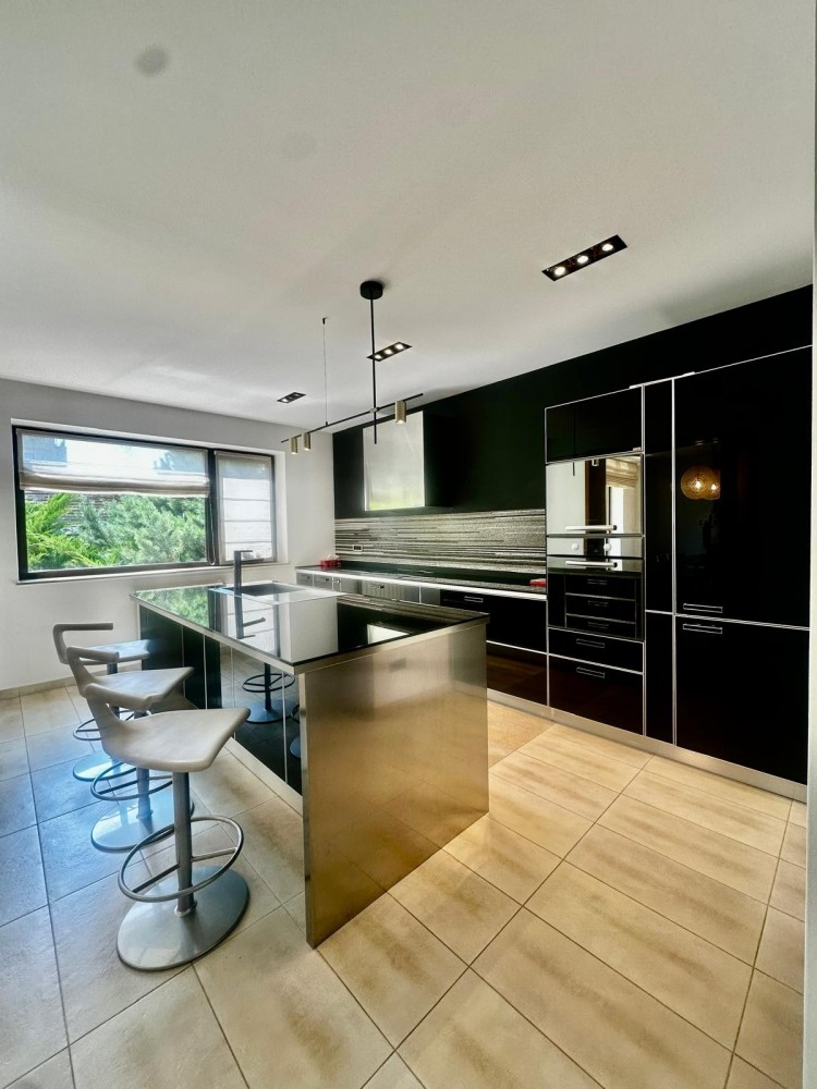 Vila eleganta 360 mp, P+1, teren generos, jacuzzi și garaj – complex exclusivist, zona Iancu Nicolae
