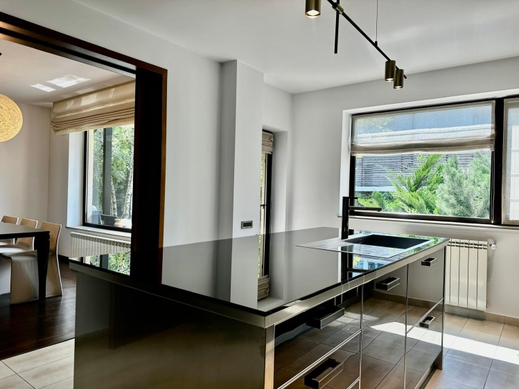 Vila eleganta 360 mp, P+1, teren generos, jacuzzi și garaj – complex exclusivist, zona Iancu Nicolae