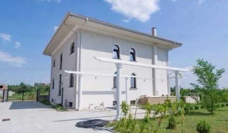 Vila eleganta de inchiriat in zona Sisesti &ndash; 4 dormitoare, curte generoasa, Bucuresti