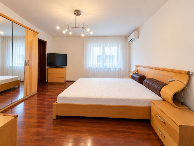 Vila individuala 7 camere zona Iancu Nicolae - Pipera, curte generoasa