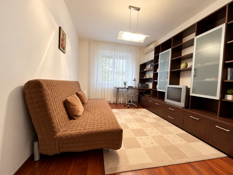 Vila individuala 7 camere zona Iancu Nicolae - Pipera, curte generoasa