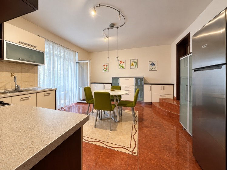 Vila individuala 7 camere zona Iancu Nicolae - Pipera, curte generoasa
