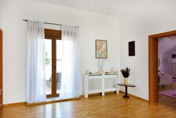 Vila individuala de inchiriat 5 camere renovata complet, zona Iancu Nicolae - Jolie Ville, Bucuresti