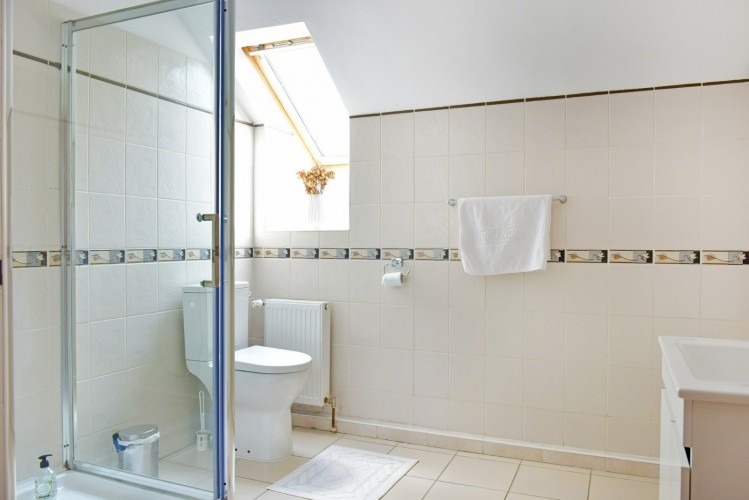 Vila individuala de inchiriat 5 camere renovata complet, zona Iancu Nicolae - Jolie Ville, Bucuresti