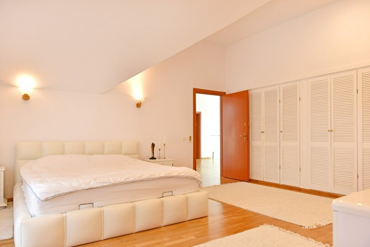 Vila individuala de inchiriat 5 camere renovata complet, zona Iancu Nicolae - Jolie Ville, Bucuresti