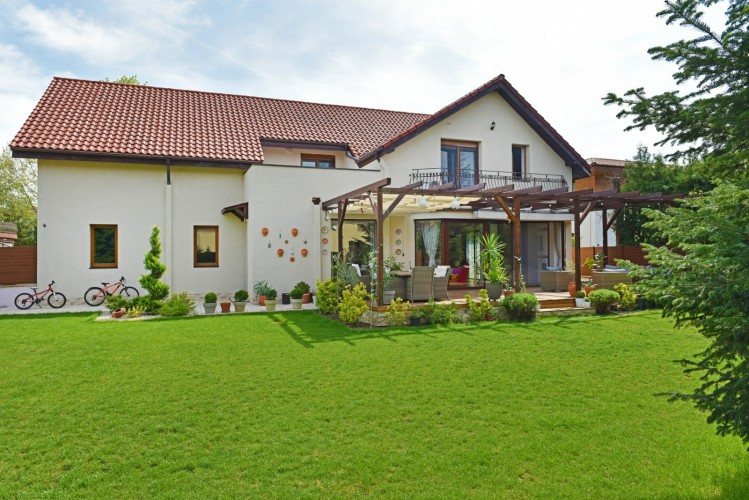 Vila individuala de inchiriat 5 camere renovata complet, zona Iancu Nicolae - Jolie Ville, Bucuresti