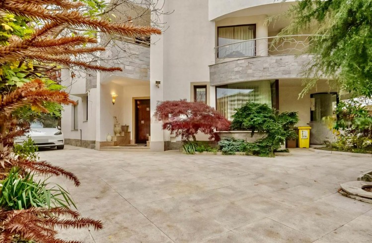 Vila premium tip duplex de vanzare 5 camere zona Iancu Nicolae,Bucuresti